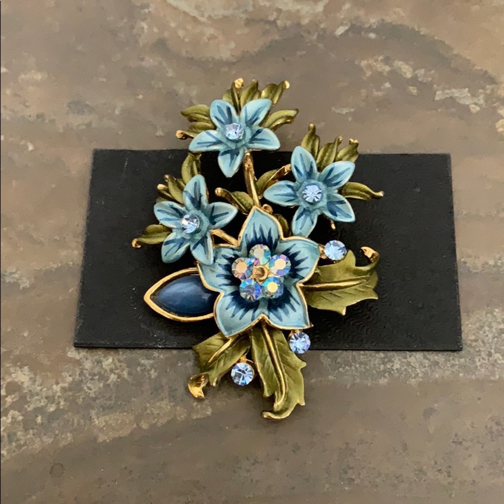 NWT Pretty Blue Flower Sparkling Bouquet Brooch